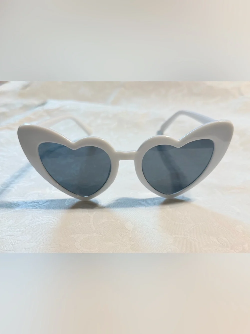 Unbranded pairs sunglasses